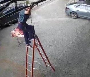 老人修吊灯梯子侧翻致悬空