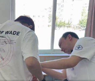 男孩手术后带3根引流管高考