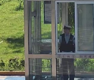 一少年落水消防员飞奔营救