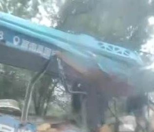 公交车遭巨石砸中损毁严重