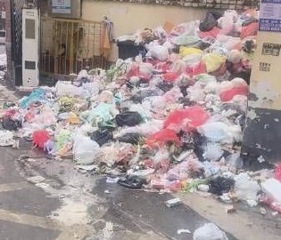 小区垃圾2月不清只因10元钱