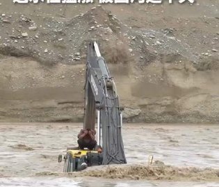男子驾挖掘机被困河中央