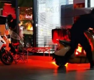 美发店门前突发爆燃