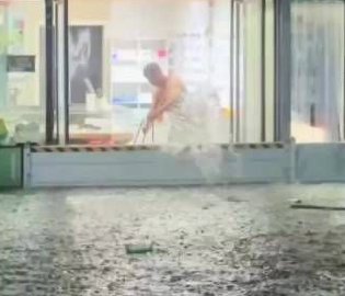 河南南阳暴雨汽车被淹