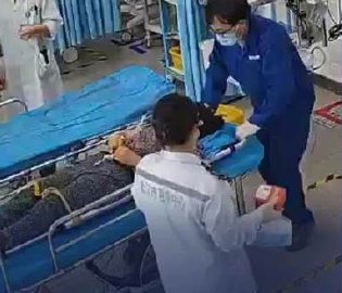 老人在家穿三层衣物闷中暑