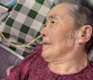 女子长期照顾瘫痪父母