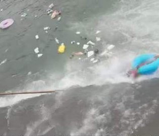 男子无视劝阻下河游泳被困