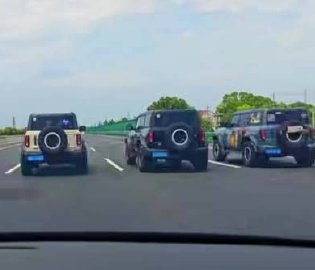 4车并行占满高速封堵后车