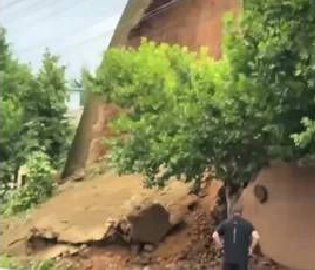 郑韩故城遗址部分坍塌