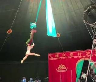演员不慎坠落