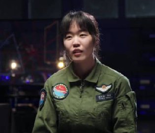 空军女飞行员拦截外机画面