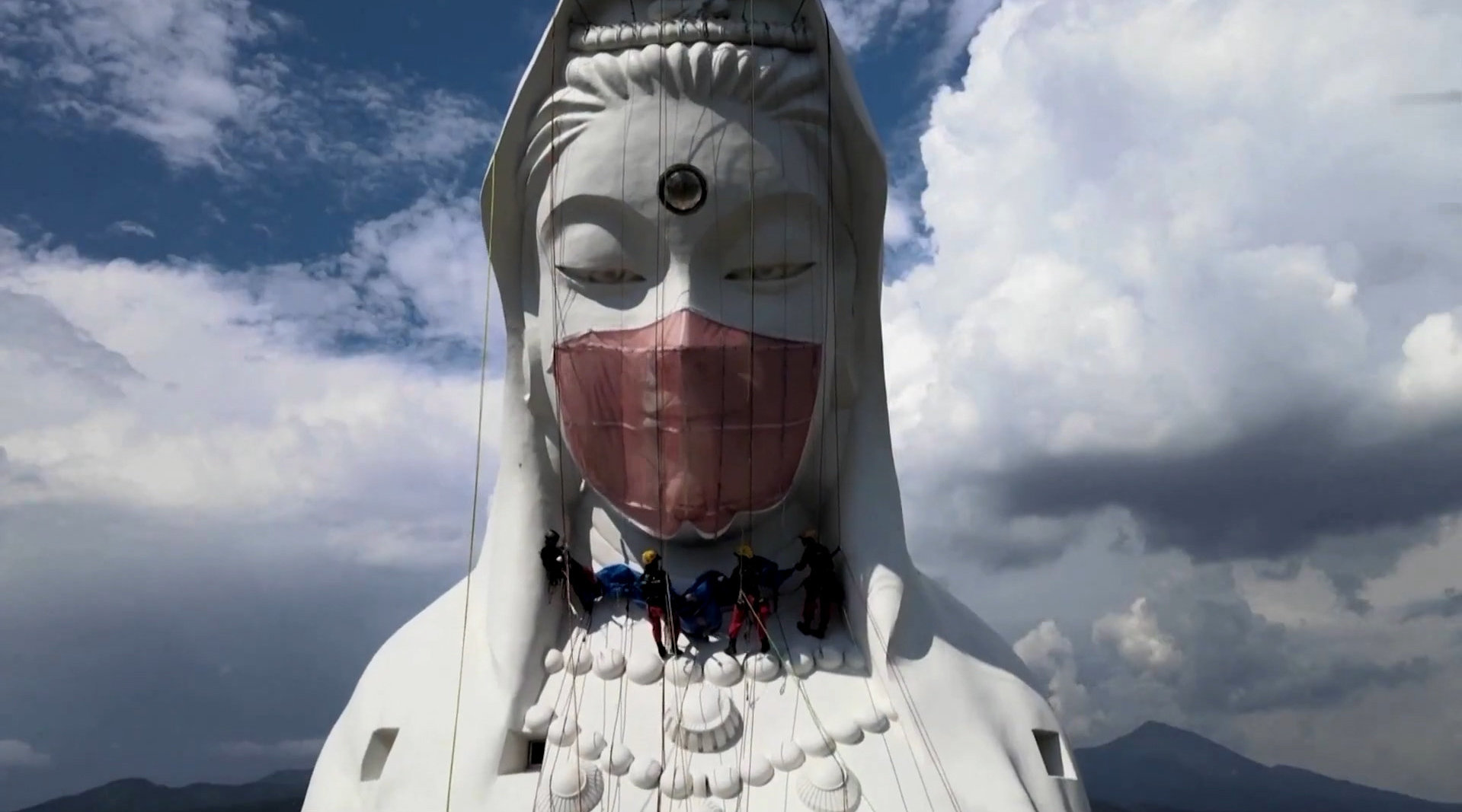 日本福岛为观音菩萨像戴巨型口罩以求结束疫情 网友:菩萨辛苦了