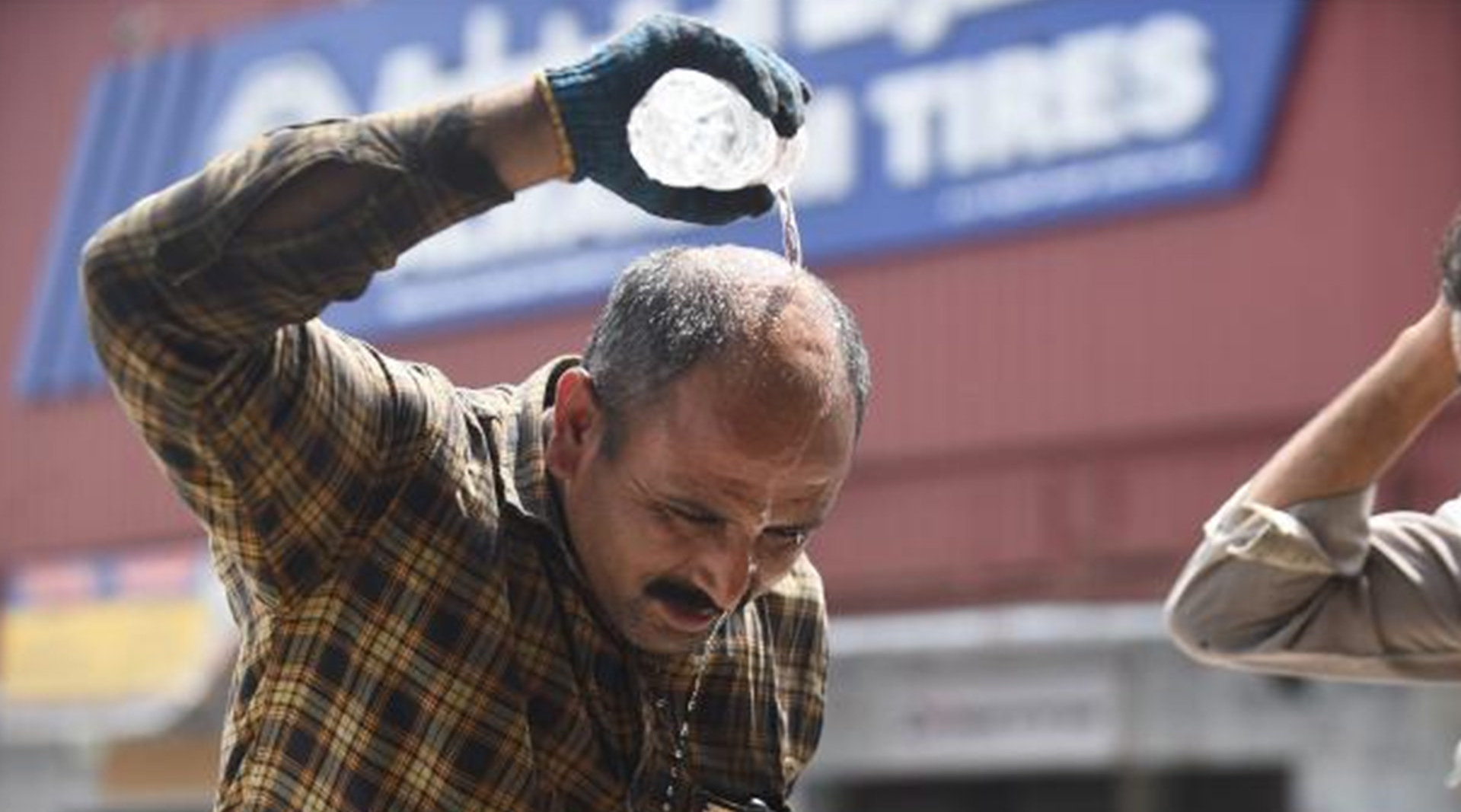 科威特阳光下气温超70度首都如空城