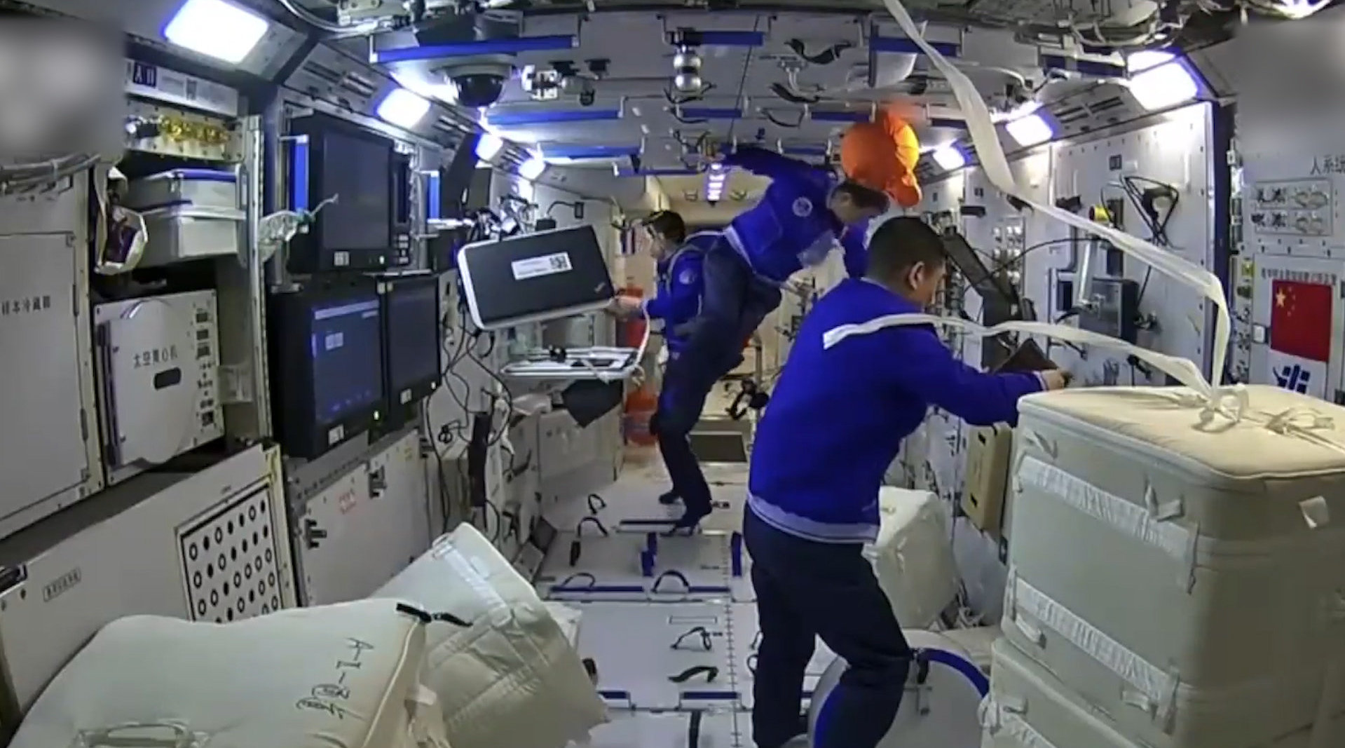 太空上的半个医生！ 3名航天员在空间站互相做超声专家：小菜一碟