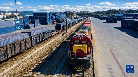 　　满载30个标准集装箱的中老铁路新年首趟国际货物列车停靠在中铁联集昆明中心站（2022年1月1日摄，无人机照片）。新华社记者 胡超 摄