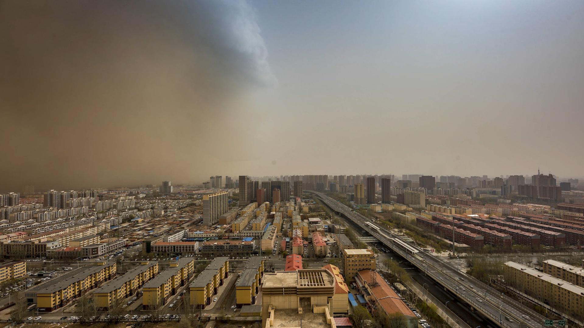 延时拍摄呼和浩特沙尘过境 ,城市瞬间被黄沙笼罩