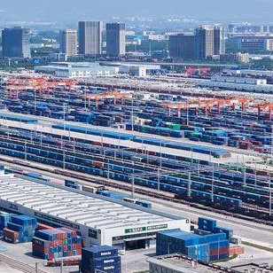 中欧班列“链”山海