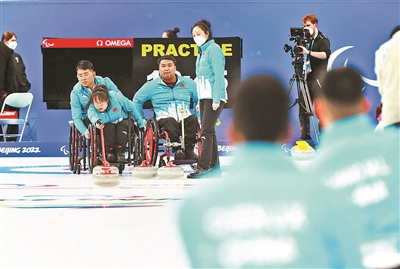 3月3日，中国轮椅冰壶队选手在训练中掷壶摄影/本报记者 袁艺
