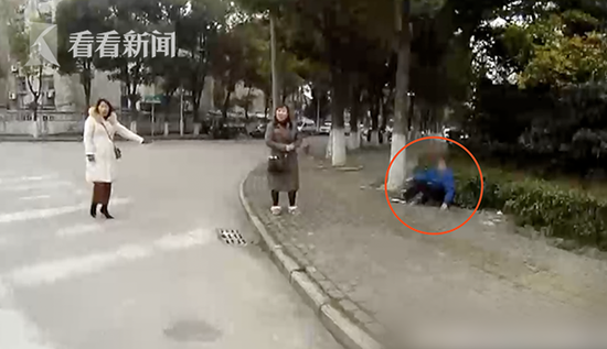 83岁老太翻越2米多高栅栏逃离养老院：我想家了!