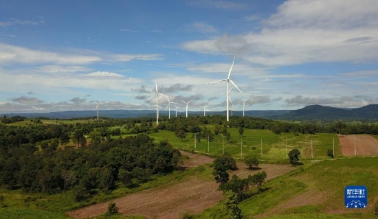 这是位于泰国猜也蓬府的由中国金风科技提供的风力发电机（2022年10月4日摄，无人机照片）。新华社发（塔纳摄）