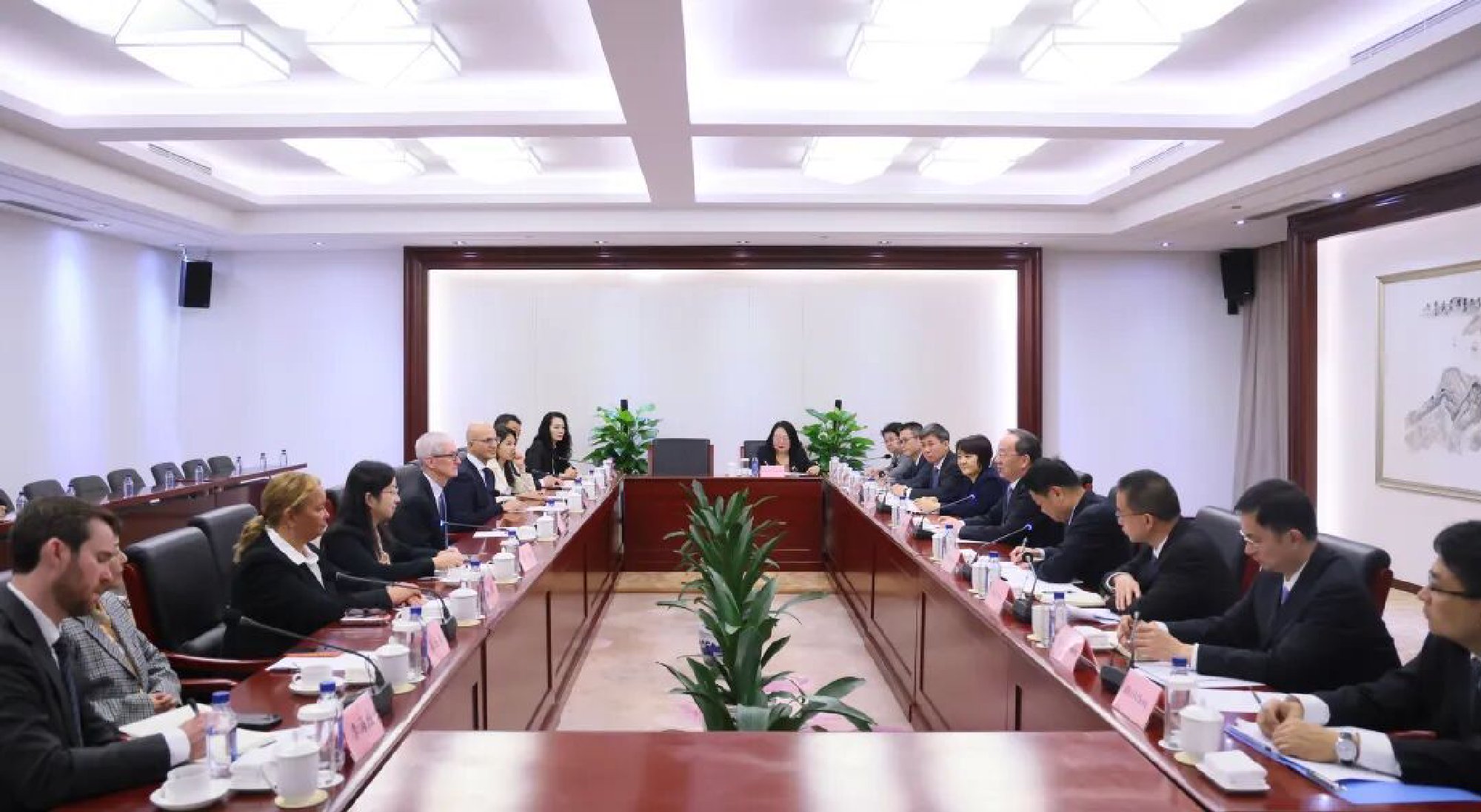 工信部部长李乐成会见美国苹果公司首席执行官蒂姆·库克