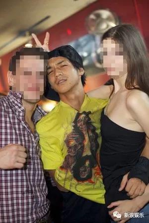 早年，还有这种搂辣妹的夜店照。