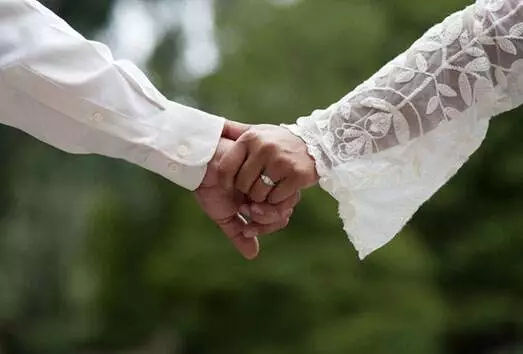 闪婚10天后妻子提出离婚 男子一查发现惊人真相