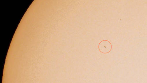 长沙天文摄影师捕捉中国空间站凌日瞬间 掠过太阳仅0.3秒