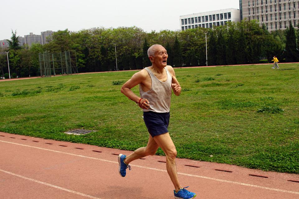 81岁老人坚持20年跑400米:运动让生活充满了快乐