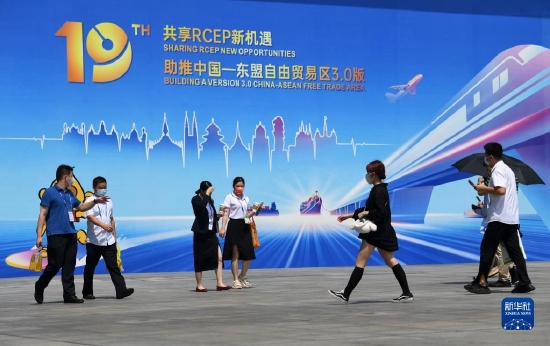 参观者经过第19届中国—东盟博览会宣传海报（2022年9月19日摄）。新华社记者 陆波岸 摄