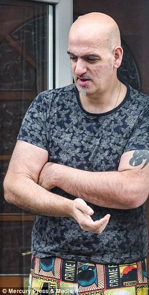 而且，新娘的照片只有 70 张，新郎的更少，只有区区 11 张，双方父母甚至都没有上过镜。