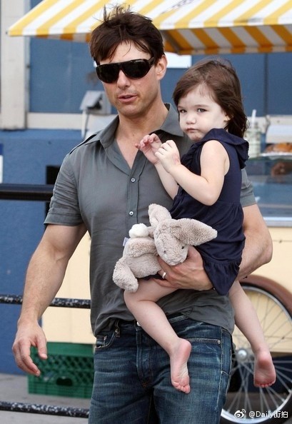 Suri小时候和爸爸在一起的街拍，超萌！