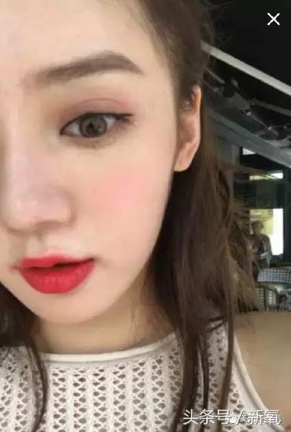 毕竟她之前上快乐大本营面对镜头的时候也很能打，要知道电视脸>杂志脸>网红脸≥路人好好化妆脸，挖酱是不敢也没机会挑战的，只能向美丽势力低头。