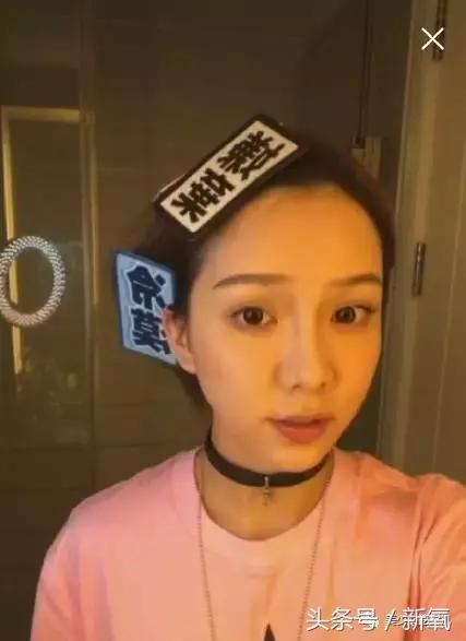 然而直播关掉美颜后，虽然除了肤色暗沉，脸上没有痘痘没有斑点，五官也算不上丑，但是和照片的差别也太大了吧！