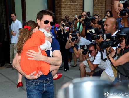 Suri小时候和爸爸在一起的街拍，超萌！