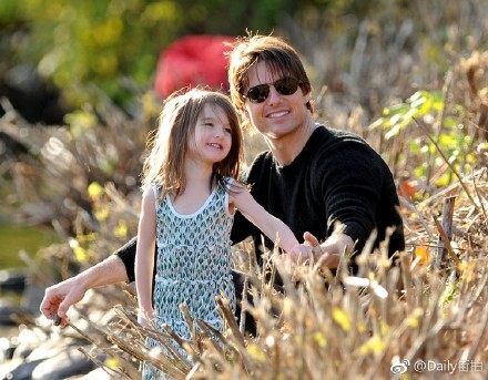 Suri小时候和爸爸在一起的街拍，超萌！