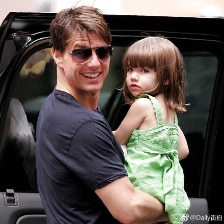 Suri小时候和爸爸在一起的街拍，超萌！