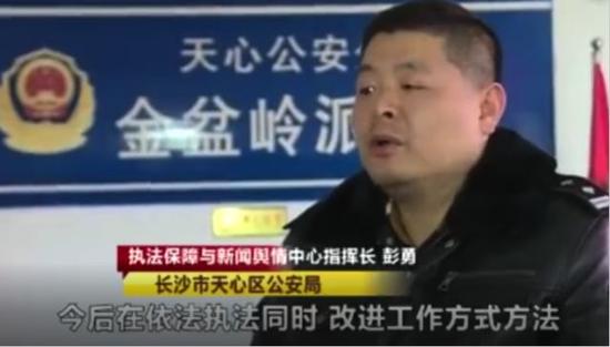 但话说回来，民警扑杀那条狗的处置方式，也确实存在粗糙的问题。这一点当地派出所的一名负责人在长沙电视台的采访中承认了，表示会改进工作的方式方法。