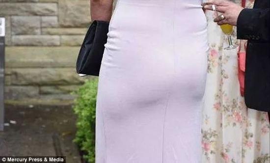 另外，虽然伴娘的照片有 96 张，但是里面不少都不太雅观，有些甚至直接拍的伴娘的胸部以及屁股。