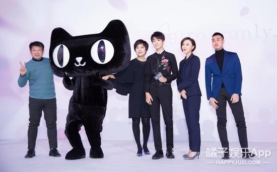 14这位王俊凯小朋友真的风骨卓越，而且他的头似乎比两个女性更小