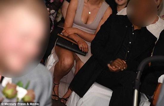 然而等婚礼的样片送来以后，Unwin 和丈夫完全怒了，Kilcourse 在婚礼上一共拍摄了 1636 张照片，其中至少有 559 张都没有对焦。