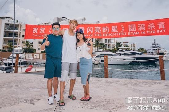 34虽然黄子韬穿得最朴素，老头汗衫里应该还隐藏了很多的腿吧