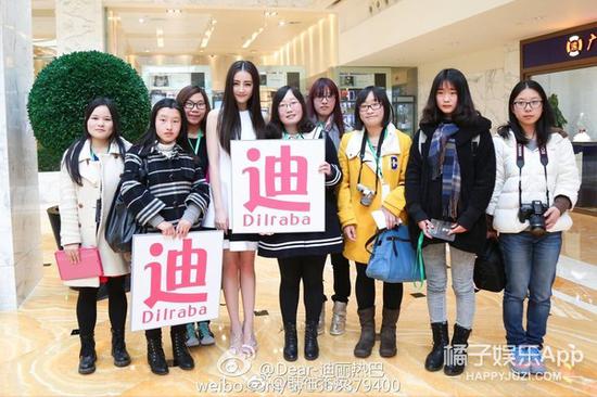 29迪丽热巴，著名路人合影杀手，美到炸裂了