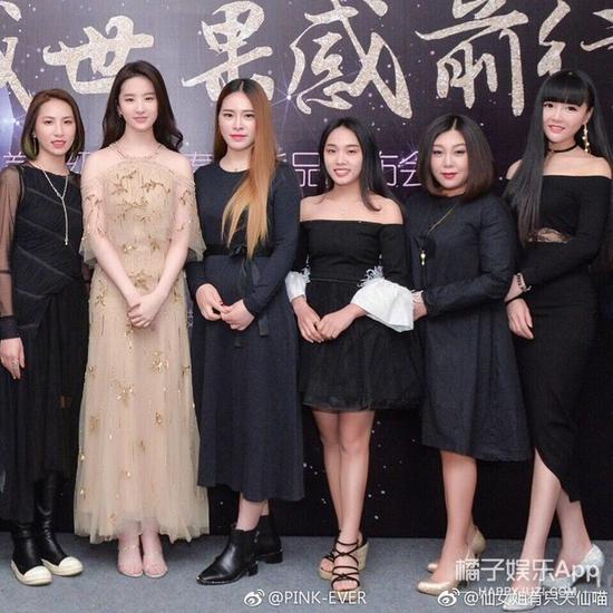 2和网红合影，刘亦菲的身高是出类拔萃的