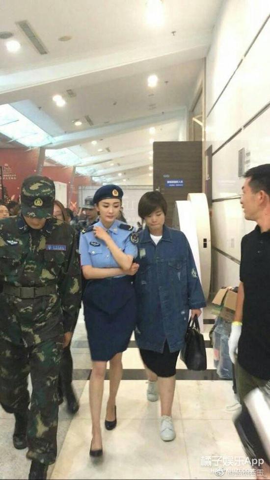 35一和路人合影就可以感受到杨幂的骨架到底多优秀了
