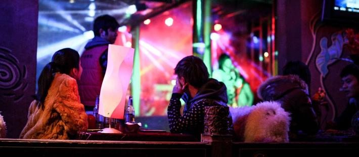 揭秘酒托骗局:20元红酒卖几千