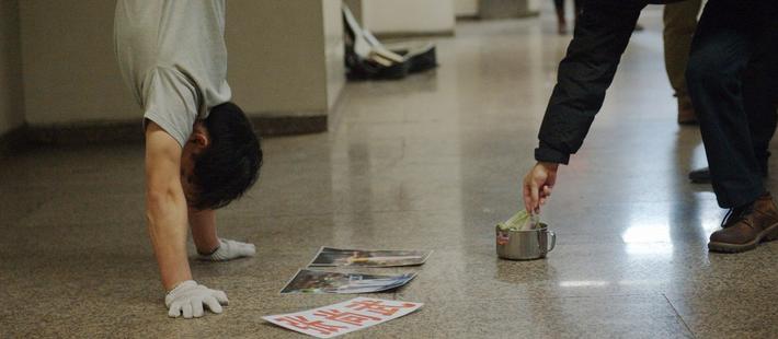 地铁卖艺体操冠军：想搞直播