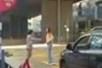 小情侣吵架 当街就准备脱衣服还给对方！