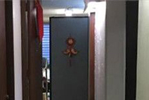 伴尸7个月！26岁学生弑母后分尸藏进冰箱