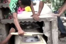 丈夫墓园悼念亡妻 听到叫声撬棺看到……